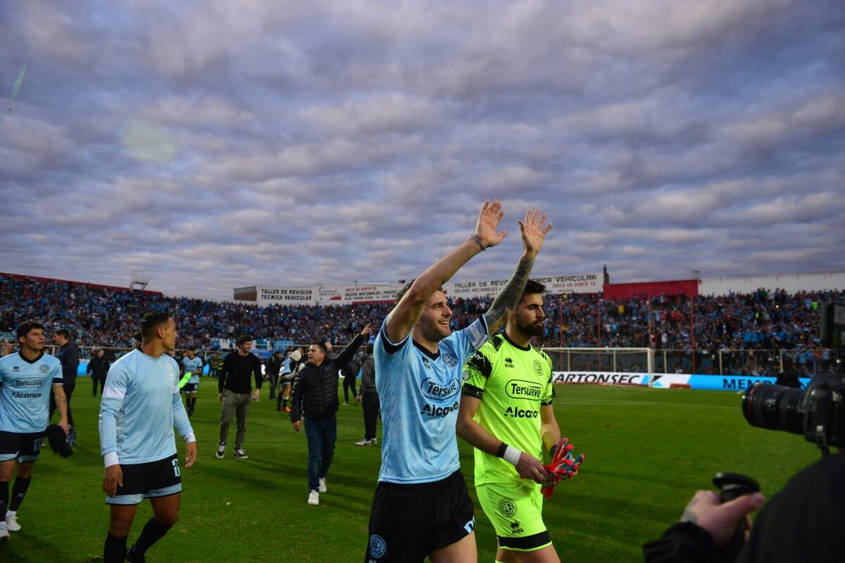 El Pirata y los festejos tras conseguir la clasificación a octavos de Copa Argentina en Santa Fe. (Nicolás Bravo / La Voz).