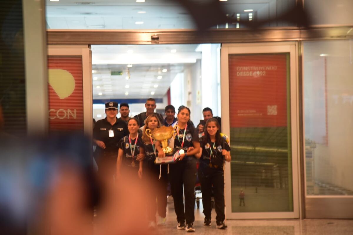 Las Murciélagas llegaron a Córdoba tras conquistar su segunda Copa del Mundo. (Javier Ferreyra / La Voz)