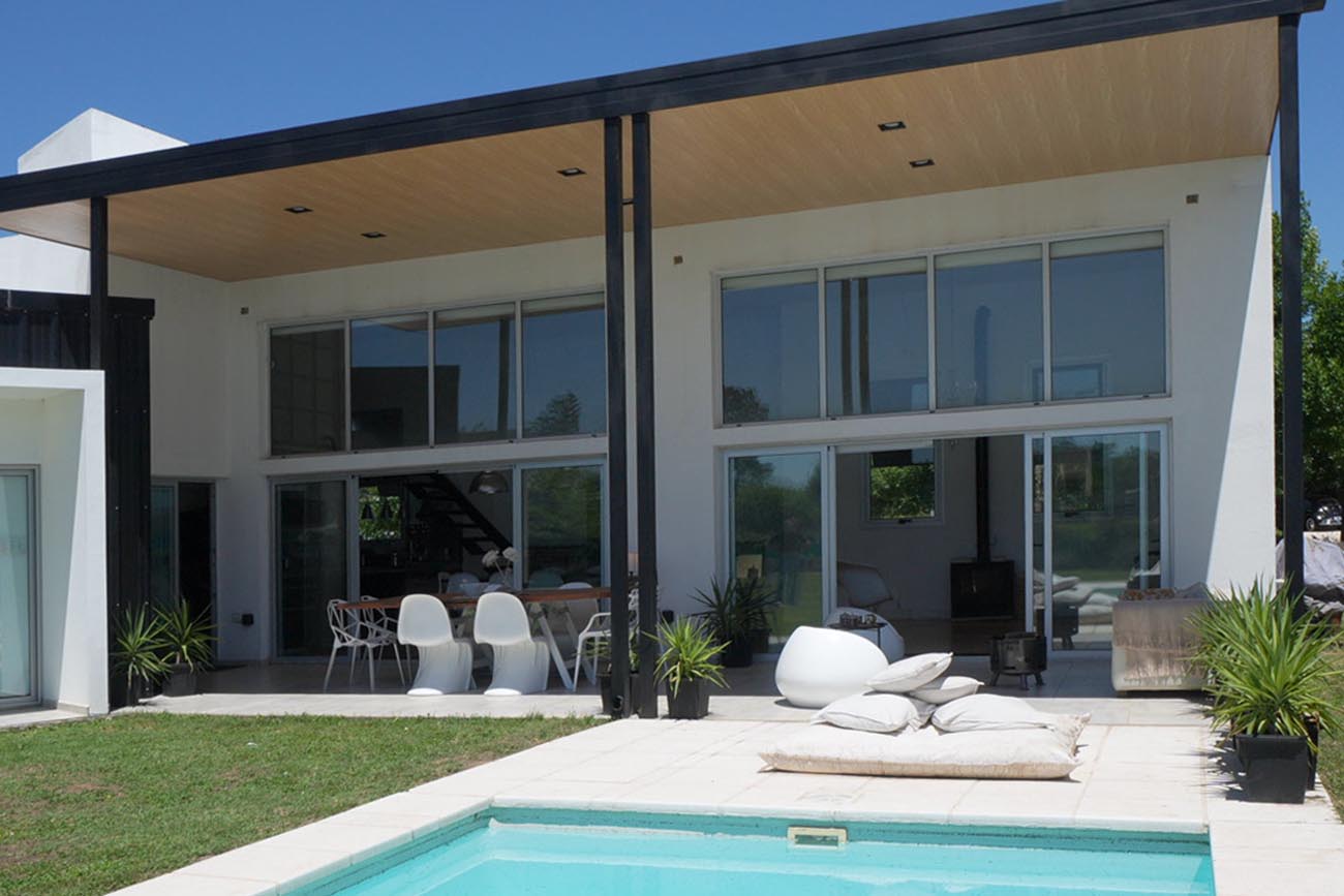 Las denominadas galerías 2.0 son espacios amplios que se integran a la vivienda mediante grandes ventanales y funcionan como transición entre el patio y los interiores.