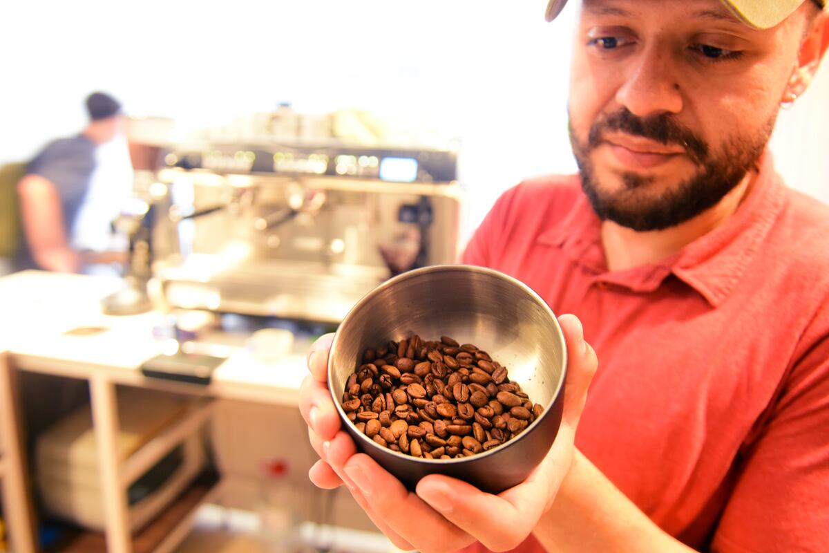 Para Luna, el amor por el café se divulga en el contacto diario con los clientes. (Javier Ferreyra/La Voz).