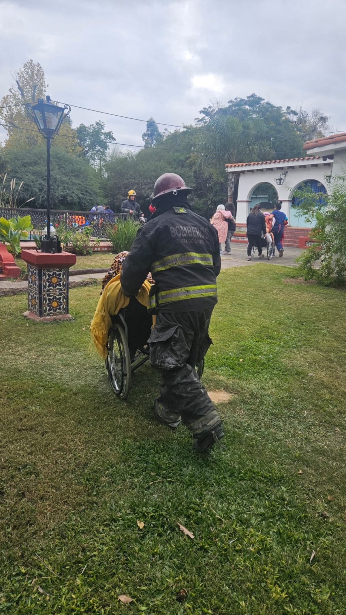 𝗜𝗻𝗰𝗲𝗻𝗱𝗶𝗼 𝗲𝗻 𝘂𝗻𝗮 𝗿𝗲𝘀𝗶𝗱𝗲𝗻𝗰𝗶𝗮 𝗴𝗲𝗿𝗶𝗮́𝘁𝗿𝗶𝗰𝗮 (Prensa Policia de Córdoba)