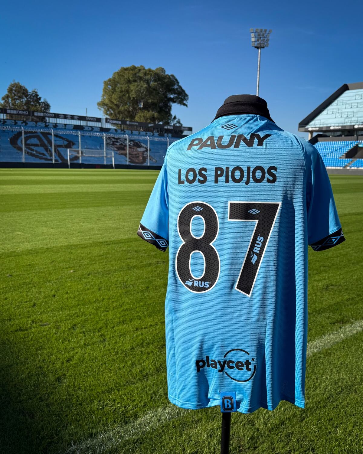 Andrés Ciro Martínez, cantante de Los Piojos, recibió un obsequio de parte de la dirigencia de Belgrano. (Prensa Belgrano)