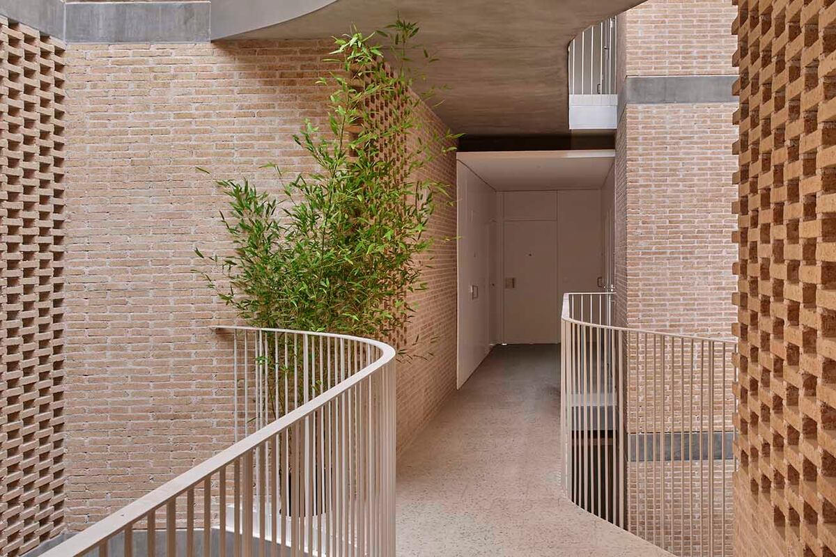 Entre el 8 y el 12 de septiembre en el Centro Cultural Faud se presentará la exposición oficial de los Premios Mies van der Rohe 2024, recientemente exhibida en la Bienal Internacional de Arquitectura de Buenos
Aires.