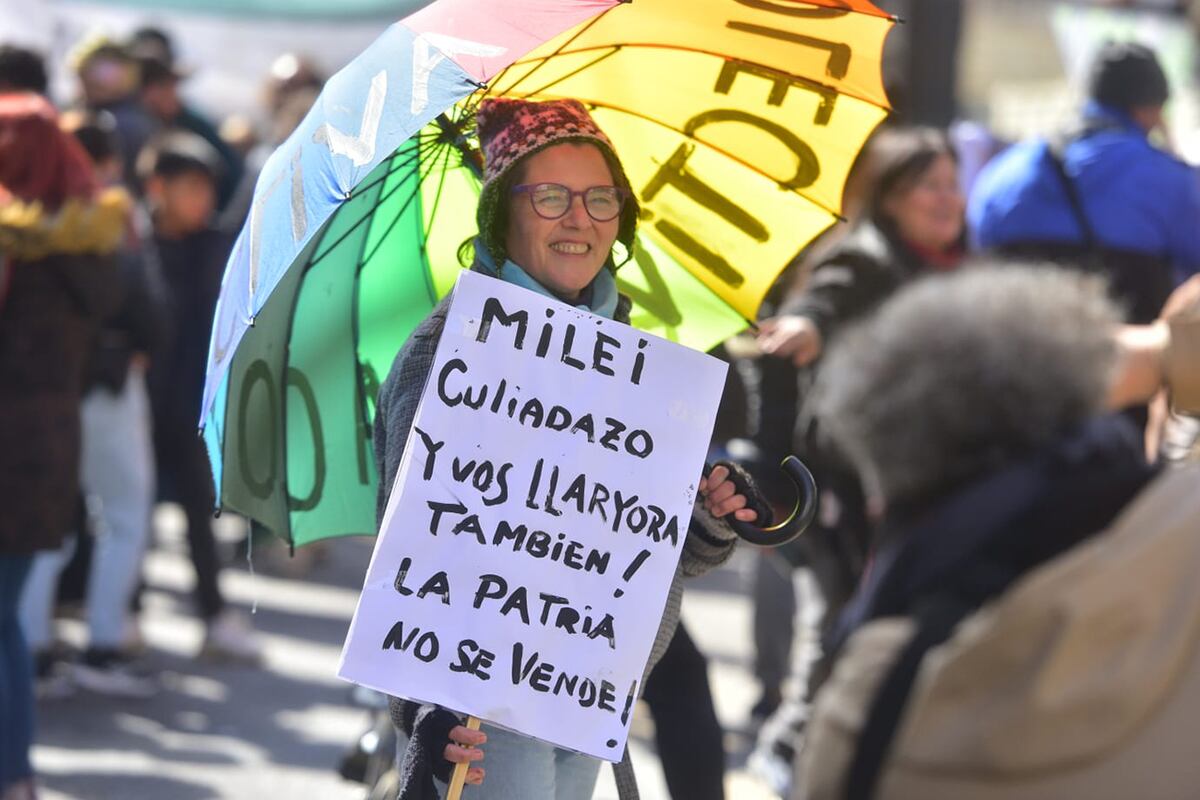 Las dos CGT, en Colón y General Paz. Concentran y marchan en contra de la visita del presidente Javier Milei. (José Gabriel Hernández / La Voz)