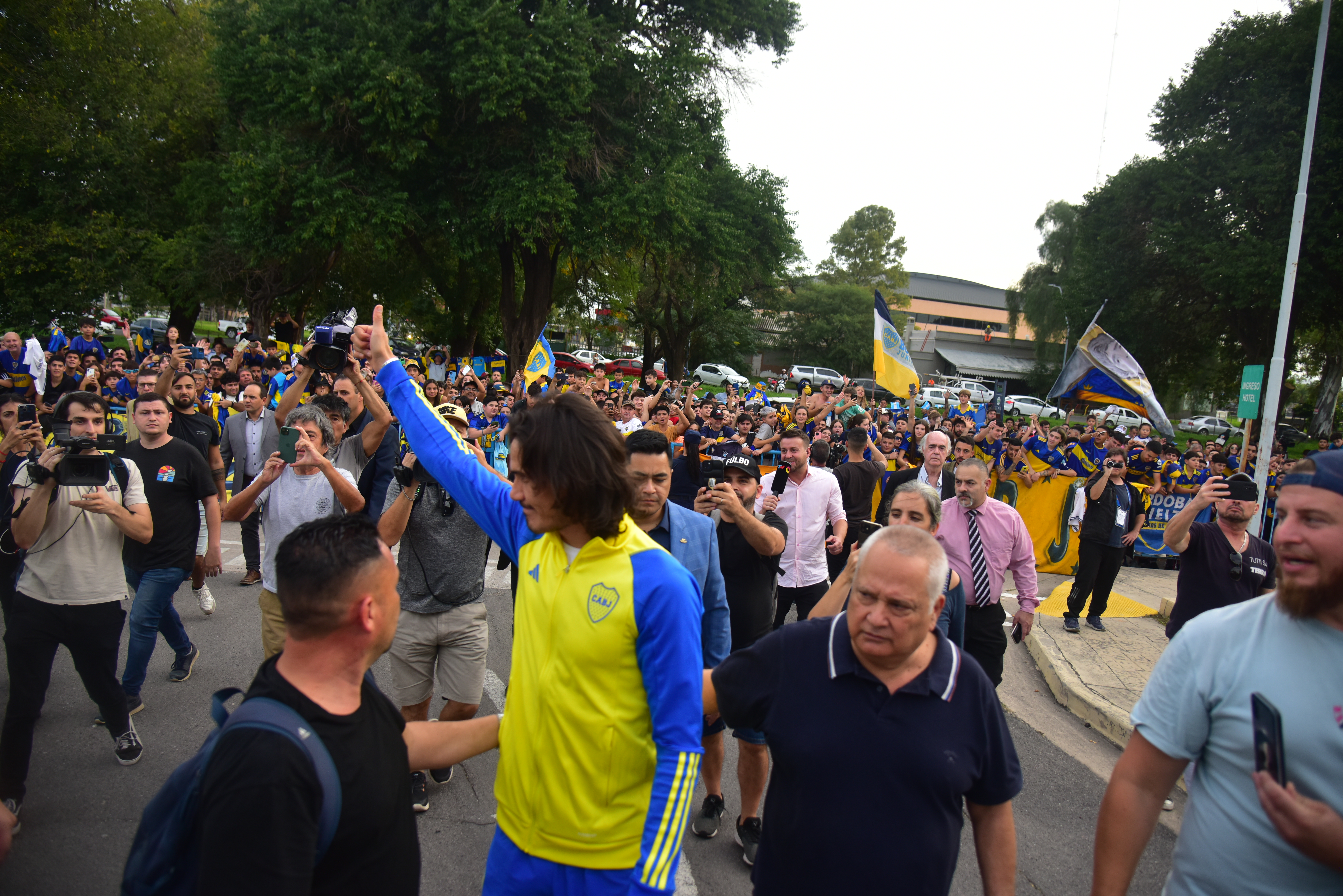 Boca en Córdoba. El momento en que llegó el plantel a su concentración y saludó a los hinchas. (Pedro Castillo / La Voz)