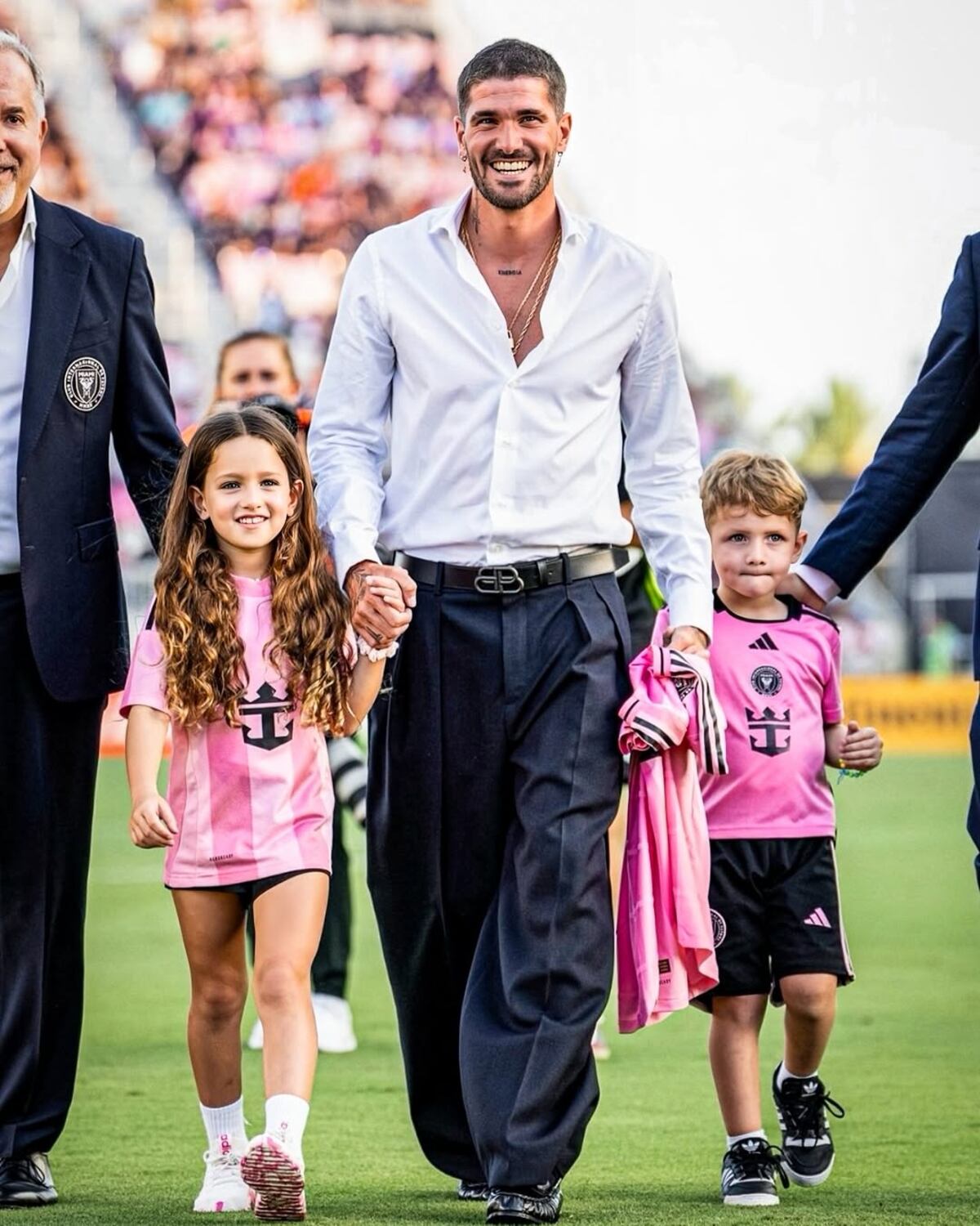 Rodrigo De Paul con sus hijos en la presentación del Inter Miami (Instagram / RDP Daily)