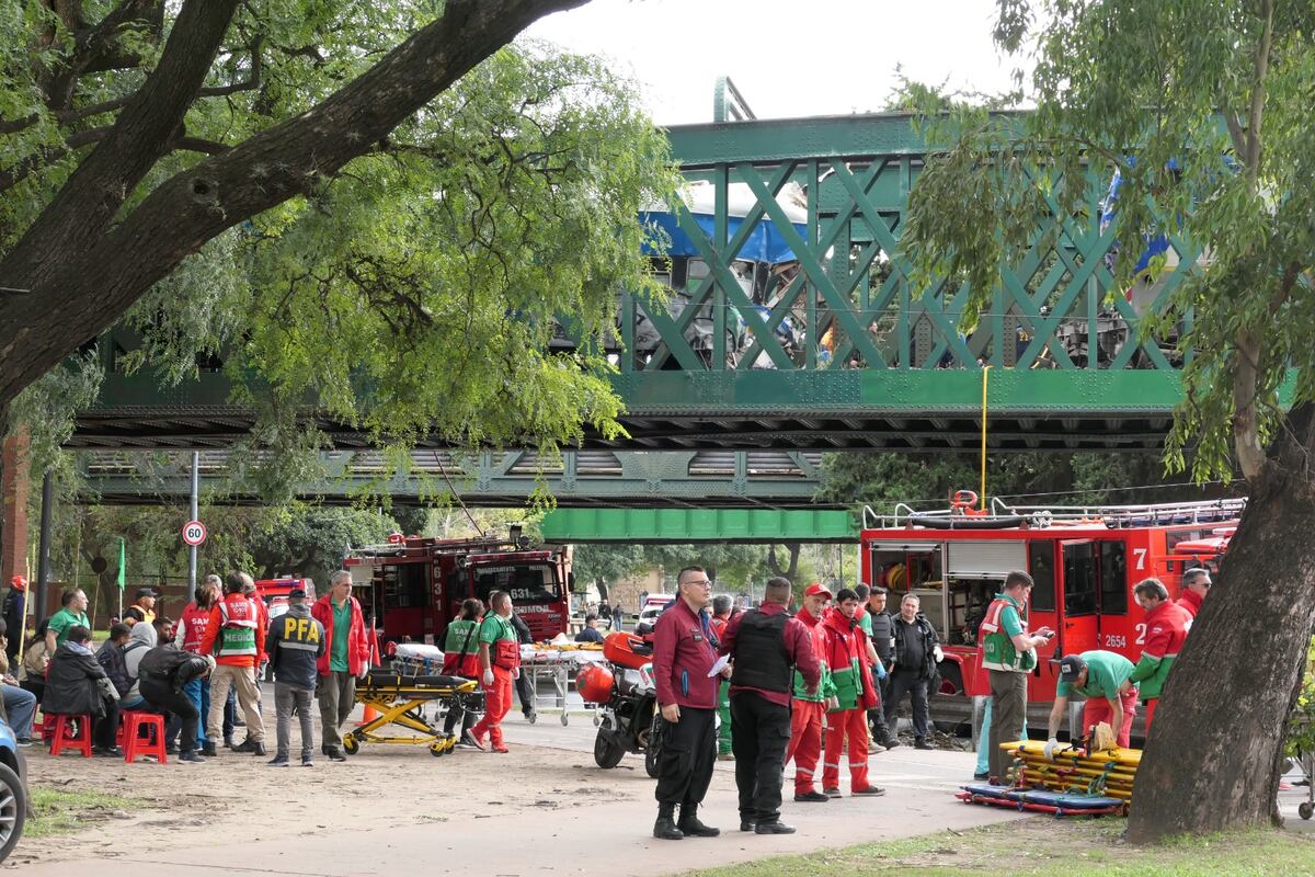 Buenos Aires. Choque de trenes deja decenas de heridos (Clarín).
