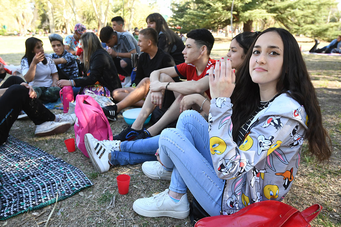 La gran mayoría de los estudiantes arman pícnics al aire libre para celebrar el Día de la Primavera. (La Voz)
