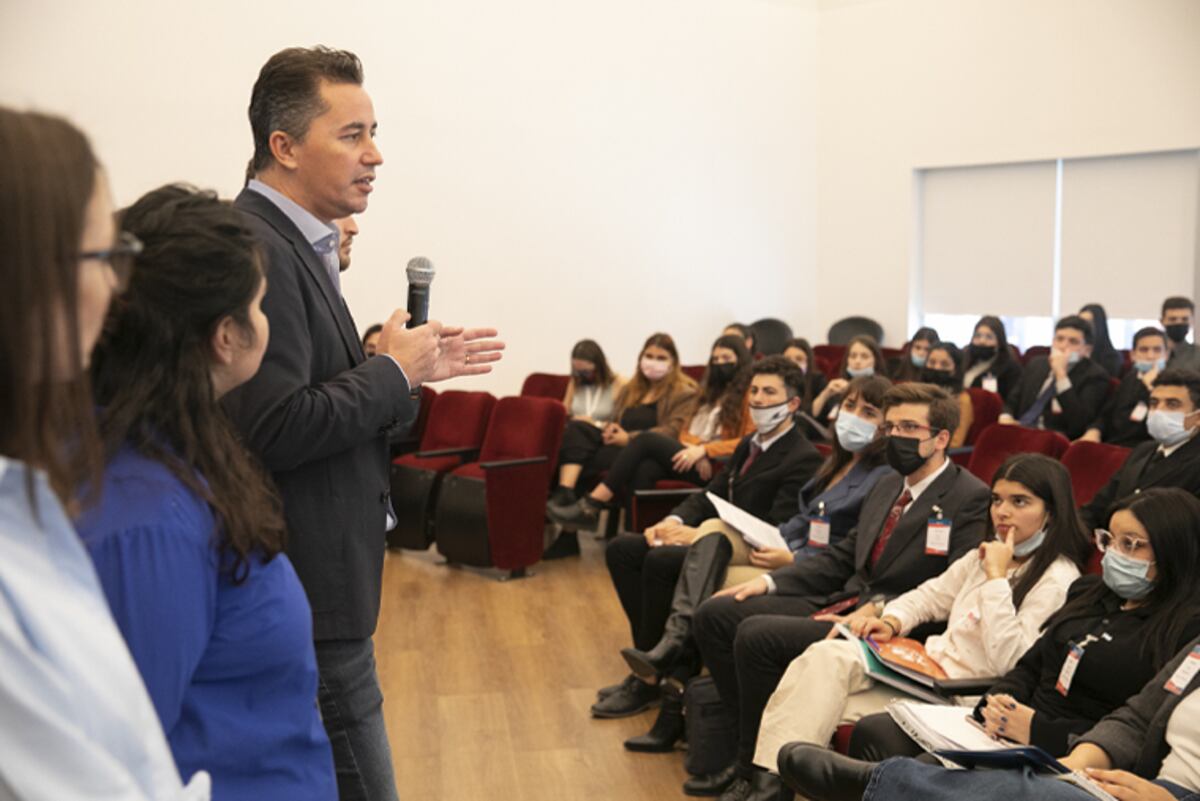 El vicegobernador Manuel Calvo le dio la bienvenida a los participantes de la simulación parlamentaria. (Foto: Comunicación Legislatura de Córdoba)