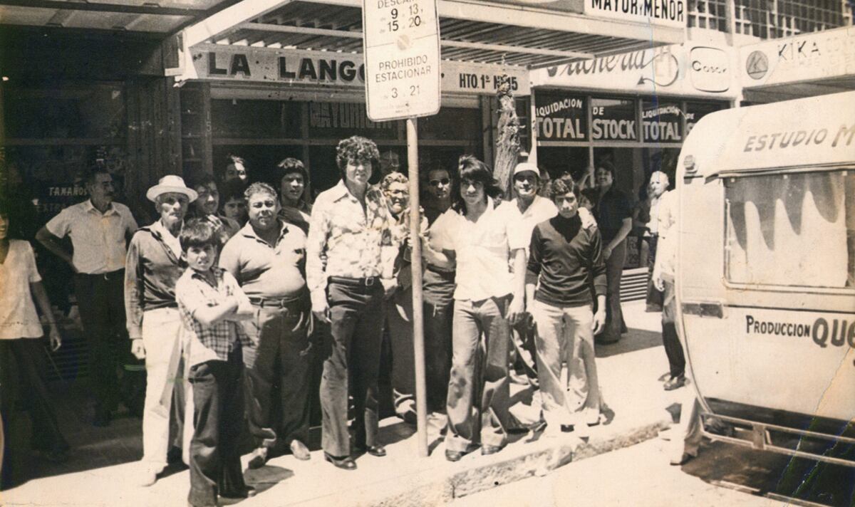 Daniel Willington y Luis " Hacha " Ludueña juntos, en una parada de colectivos en pleno centro durante los años setenta. (Archivo / La Voz)