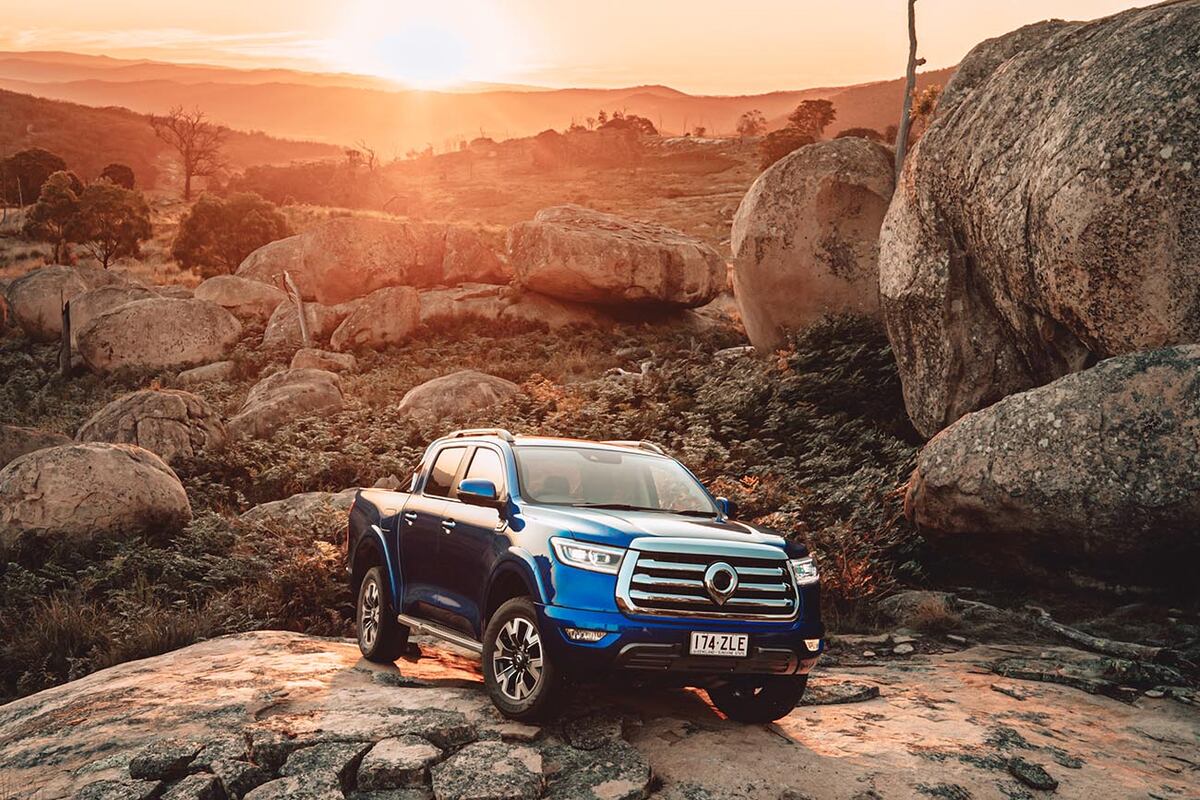 Está equipada con tracción 4x4 permanente y dispone de diferentes modos de conducción con selector electrónico de tracción, más reductora 4 Low y bloqueo de diferencial trasero al cien por ciento.