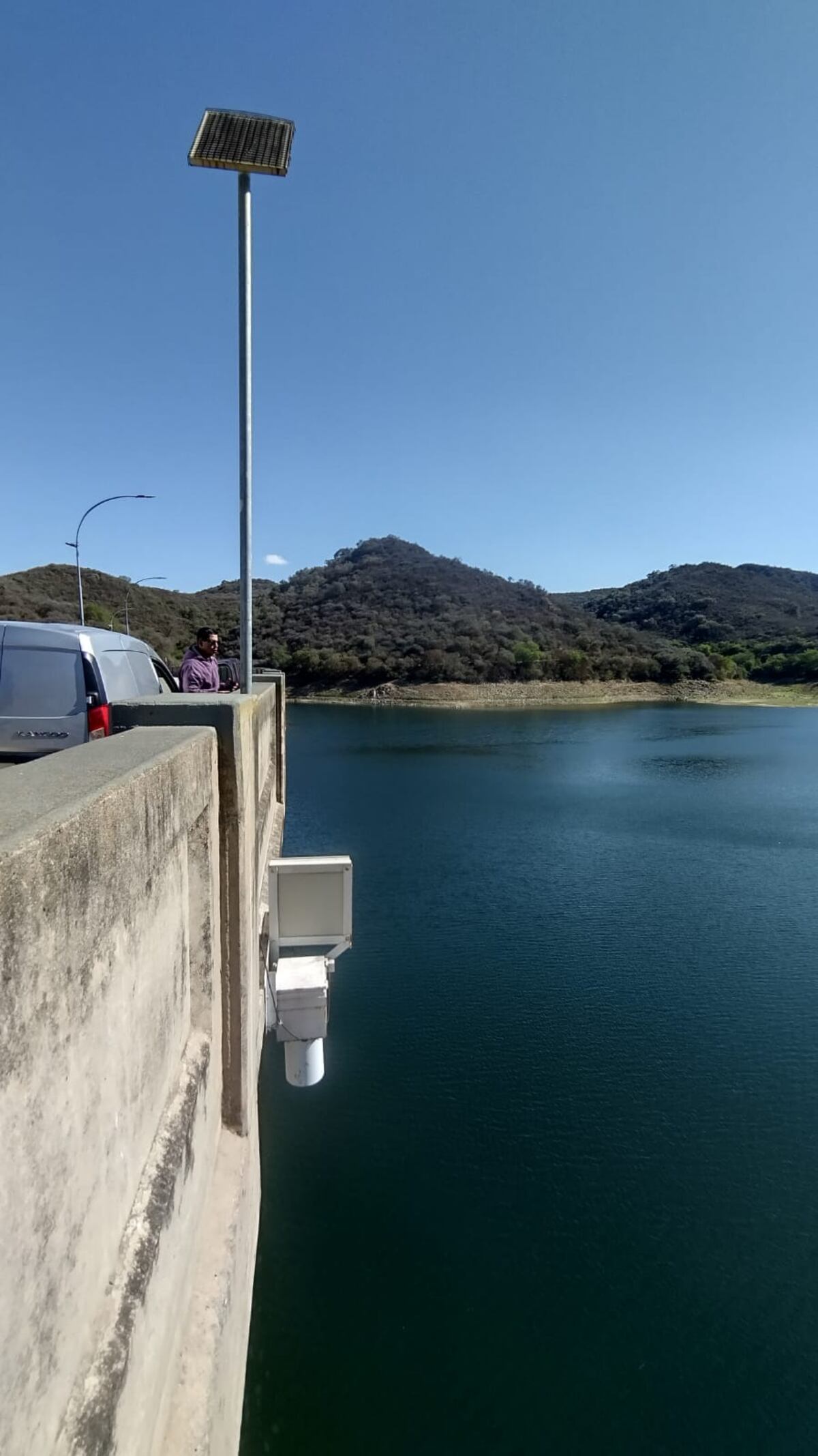 Un sensor que monitorea el nivel del lago. (Omixom)