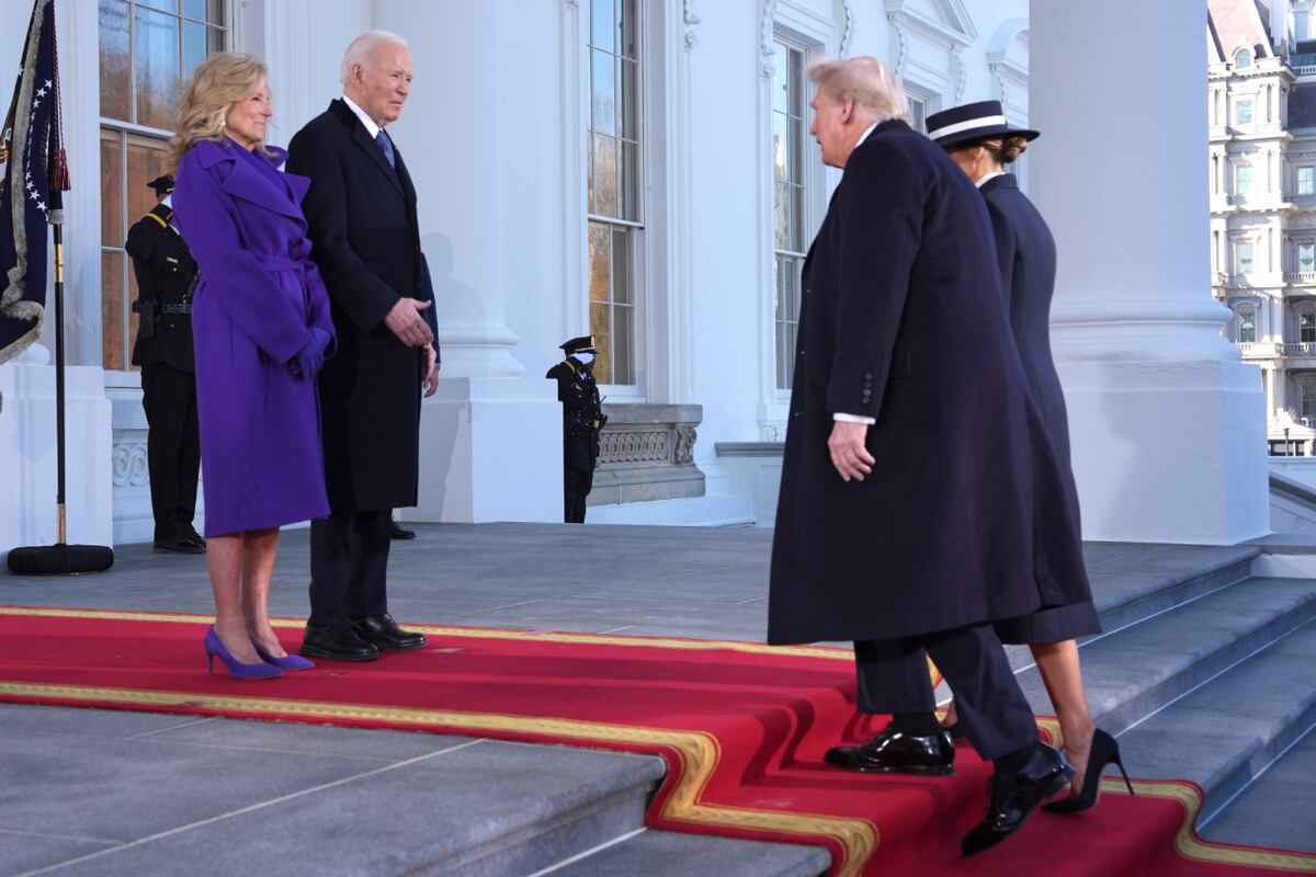 El presidente Joe Biden y la primera dama Jill Biden, saludan al presidente electo Donald Trump al llegar a la Casa Blanca, el lunes 20 de enero de 2025, en Washington. (AP / Evan Vucci)