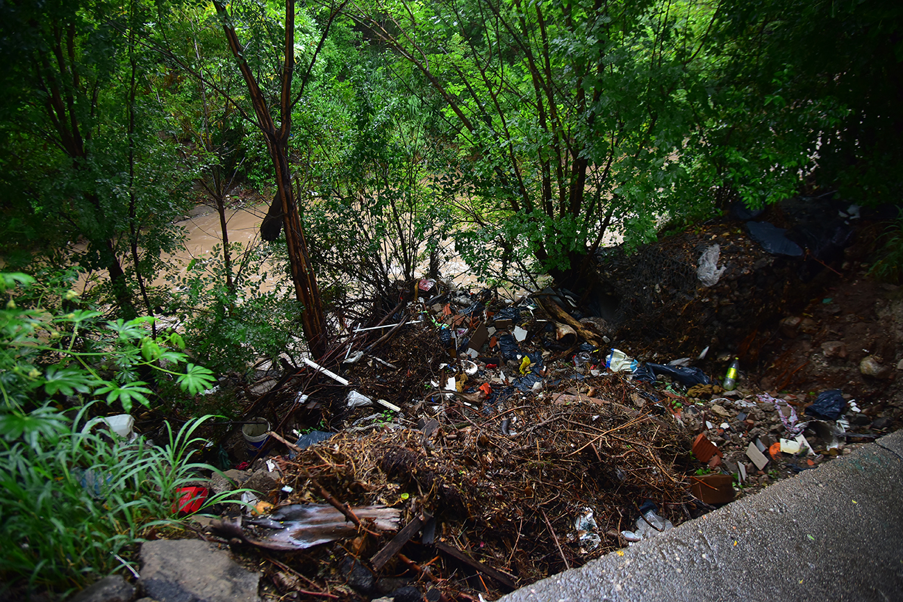 Basura y escombros en el cauce del arroyo La Cañada. (Foto: Pedro Castillo / La Voz)