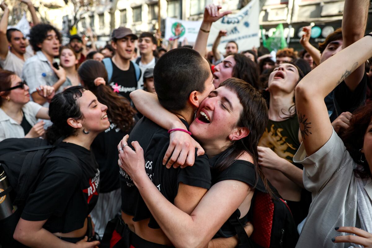 Marcha contra los vetos al Garrahan y a las universidades. (Clarín)