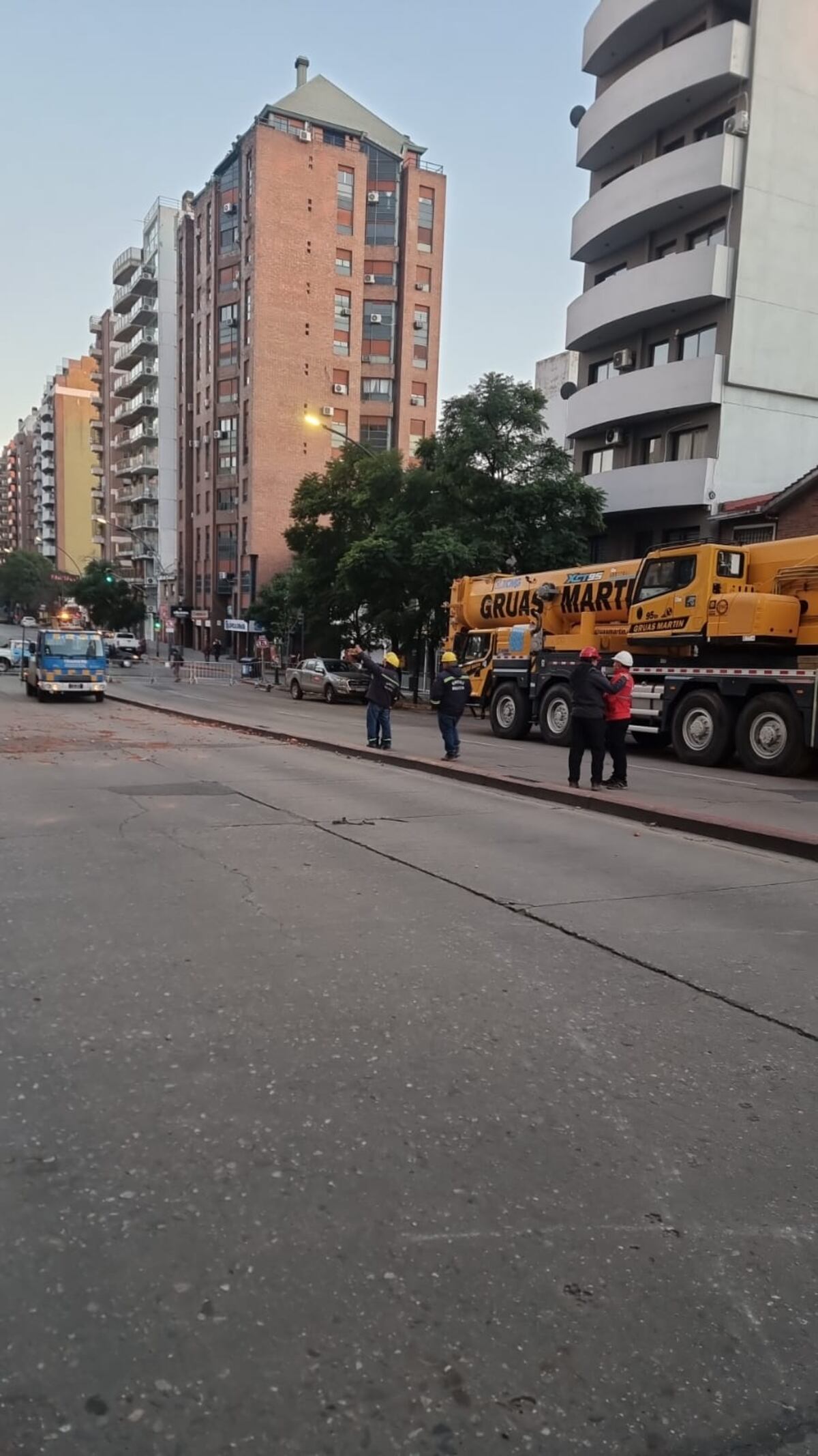Comenzó la demolición controlada en el edificio de bulevard San Juan. (La Voz)