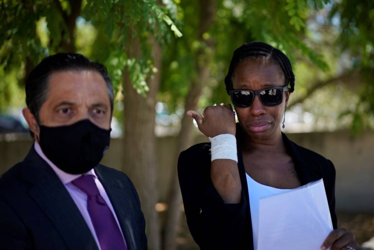 El abogado Javier Villalba, a la izquierda, y la esposa de John McAfee, Janice, hablan brevemente con los periodistas a la salida del centro penitenciario Brians 2 , el viernes 25 de junio de 2021. Foto de Joan Mateu/AP.