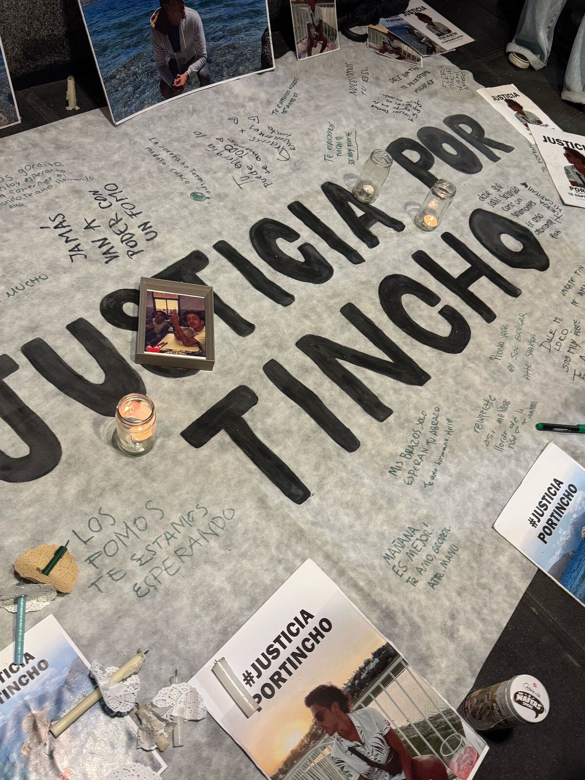 Familiares y amigos de Martín Cáceres, el joven en coma tras ser atacado, marcharon este domingo esperando su recuperación. (Máximo P)