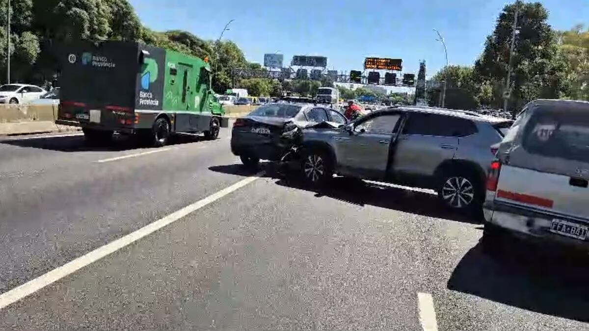 Siniestro múltiple en Buenos Aires: un choque en cadena entre nueve autos dejó dos heridos. (Gentileza)