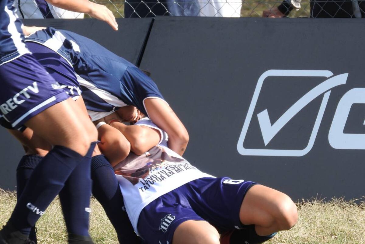 Milagros Mina y su celebración de gol en Talleres (Luz Bernal - Cronómetro en Cero)