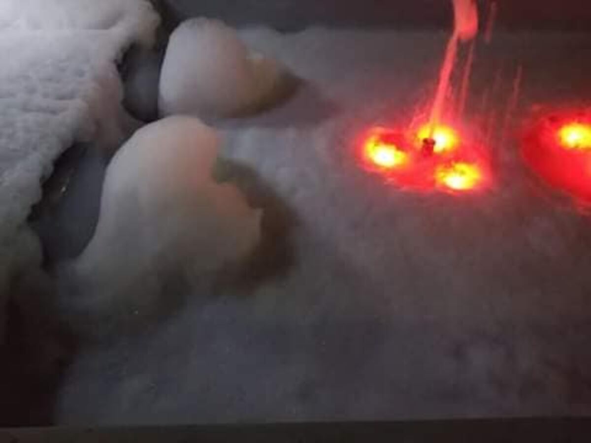 La espuma cubrió la fuente en Serrano. (Gentileza Radio Laboulaye)