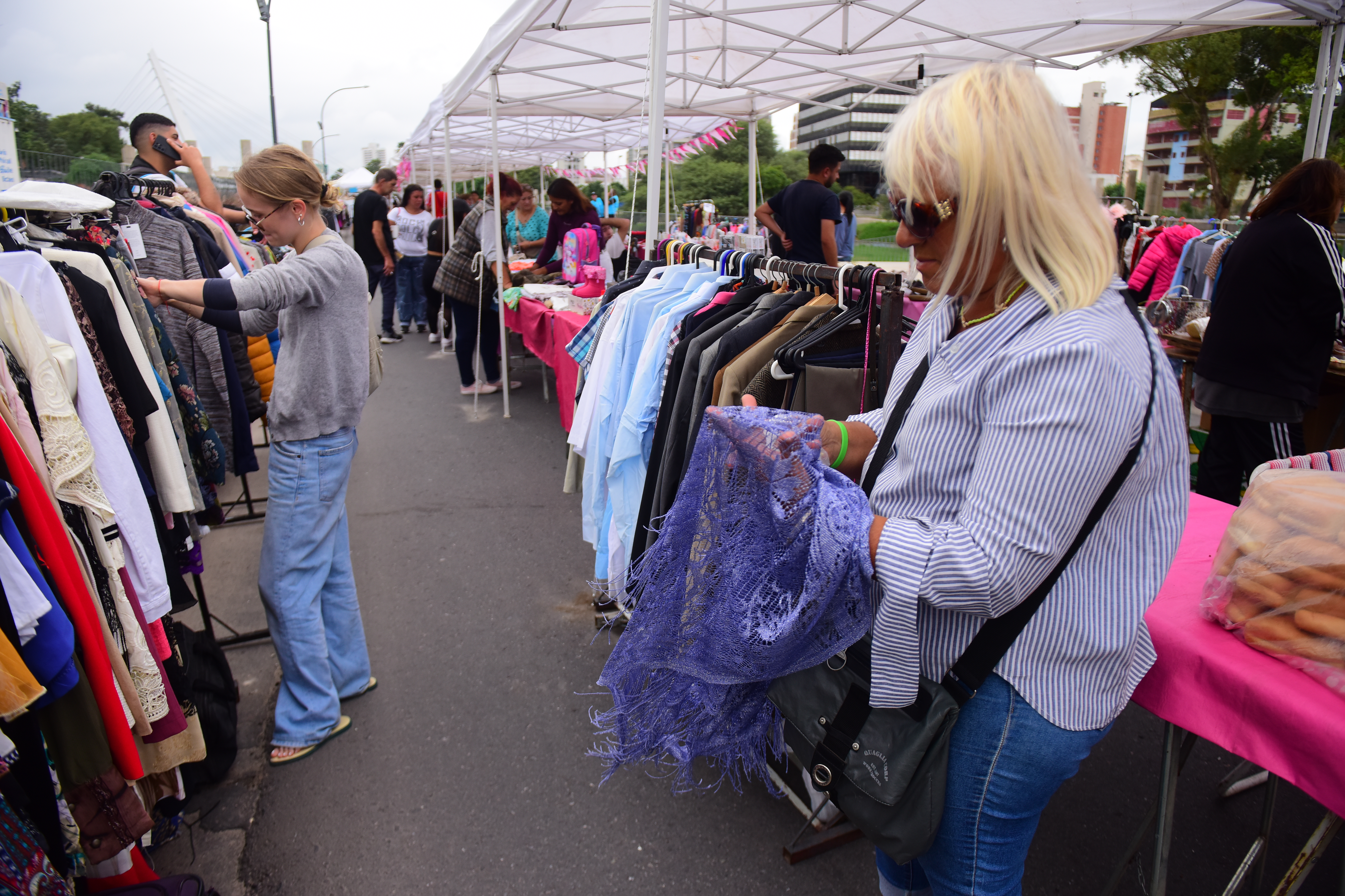 Trasladaron la feria Paseo Las Heras a la costanera del río Suquía. (José Gabriel Hernández / La Voz) Feria americana Paseo Las Heras