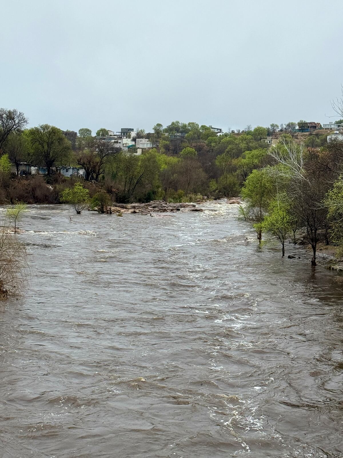 Tormenta Santa Rosa. Creciente en Villa Carlos Paz: tras las intensas lluvias, creció 2,5 metros. (La Voz)