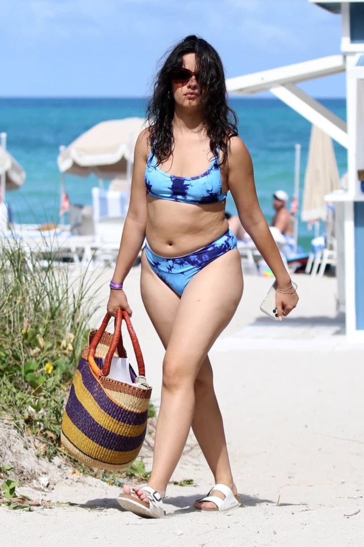 Camila Cabello con su canasta y sandalias blancas
