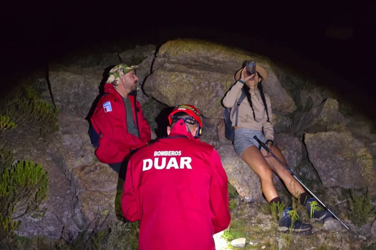 Efectivos del Duar asistieron a la pareja extraviada en plena zona agreste de las Altas Cumbres, luego de cinco horas de intensa búsqueda. (Policía de Córdoba)