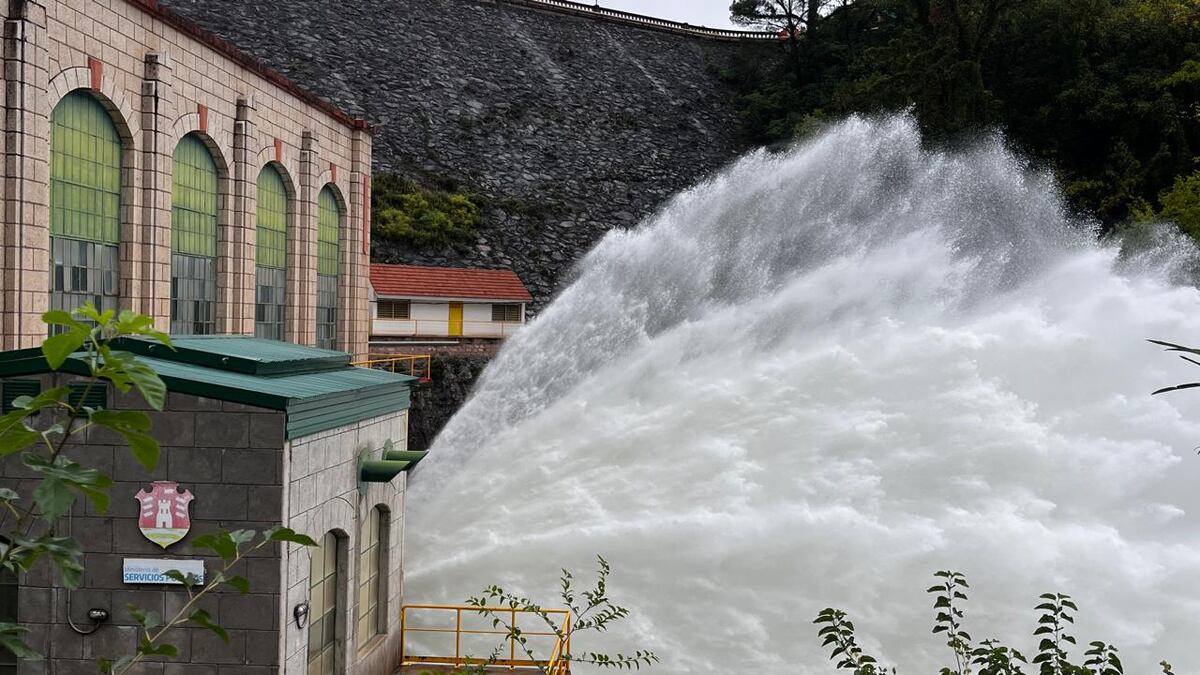 Dique del Embalse del río Tercero, en Calamuchita. la válvula de descarga viene evacuando aguas desde hace unos 10 días. (La Voz)