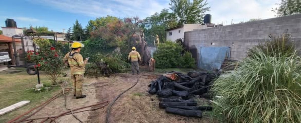 Bomberos voluntarios apagando el fuego en una vivienda. (Foto: Facebook Bomberos Voluntarios Tanti)