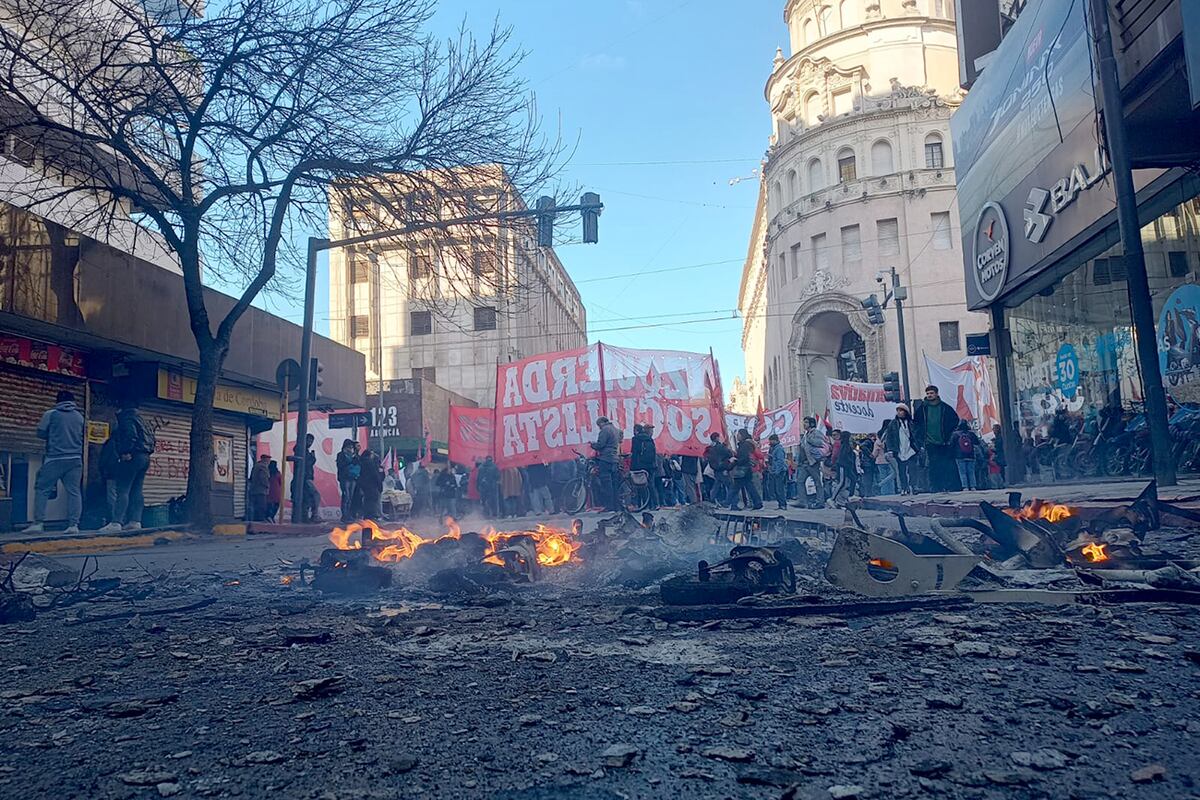 Gremios protestan en Colón y General Paz por la visita de Javier Milei a Córdoba. (La Voz)