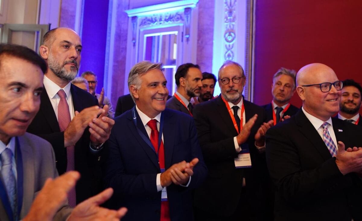 El gobernador electo Martín Llaryora, junto a su futuro ministro de Finanzas, Guillermo Acosta; el presidente del Tribunal Superior de Justicia, Domingo Sesín; empresarios y un representante de la Embajada norteamericana en el país, en el cóctel por los 25 años de la delegación Córdoba de Amcham, en el museo Evita.