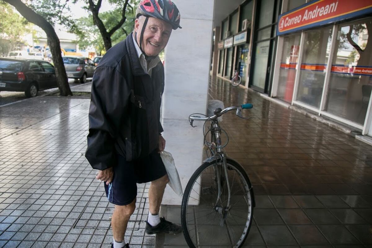 Tito con uno de sus amores, la bicicleta, en 2016. (Gentileza El Periódico)