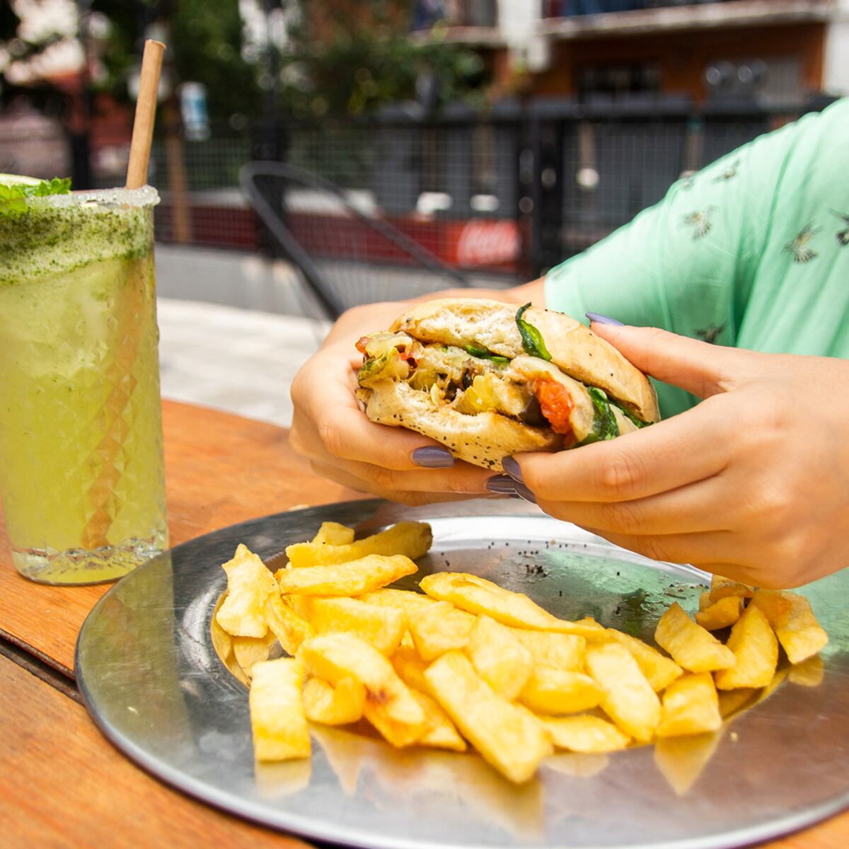 Espacios gastronómicos. En el Mercado Belgrano hay 16 locales gastronómicos con diferentes opciones para comer y beber.  (Gentileza: BA Capital Gastronómica)