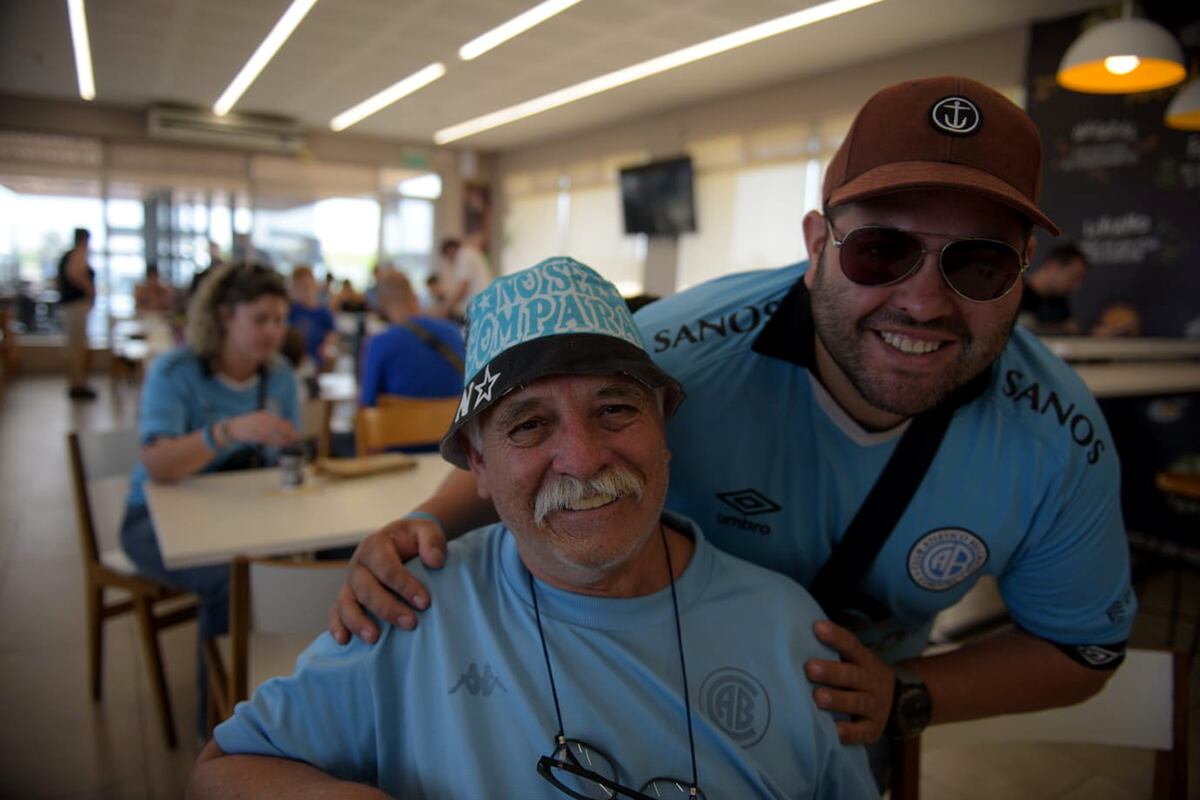 Los hinchas de Belgrano viajan a Rosario para presenciar el partido frente a Argentinos Juniors por una de las semifinales de la Copa Argentina. (José Hernández / La Voz)