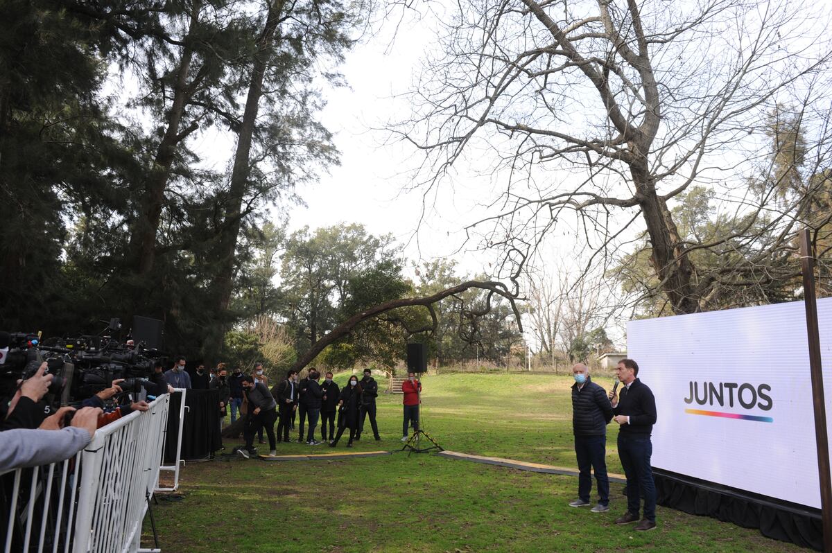 Grindetti y Santilli en el lanzamiento de la campaña de Juntos en la provincia de Buenos Aires. (Clarín)