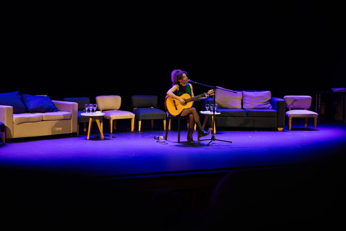 Alin Demirdjian, cantautora argentino-armenia radicada en Armenia, cerró el evento.