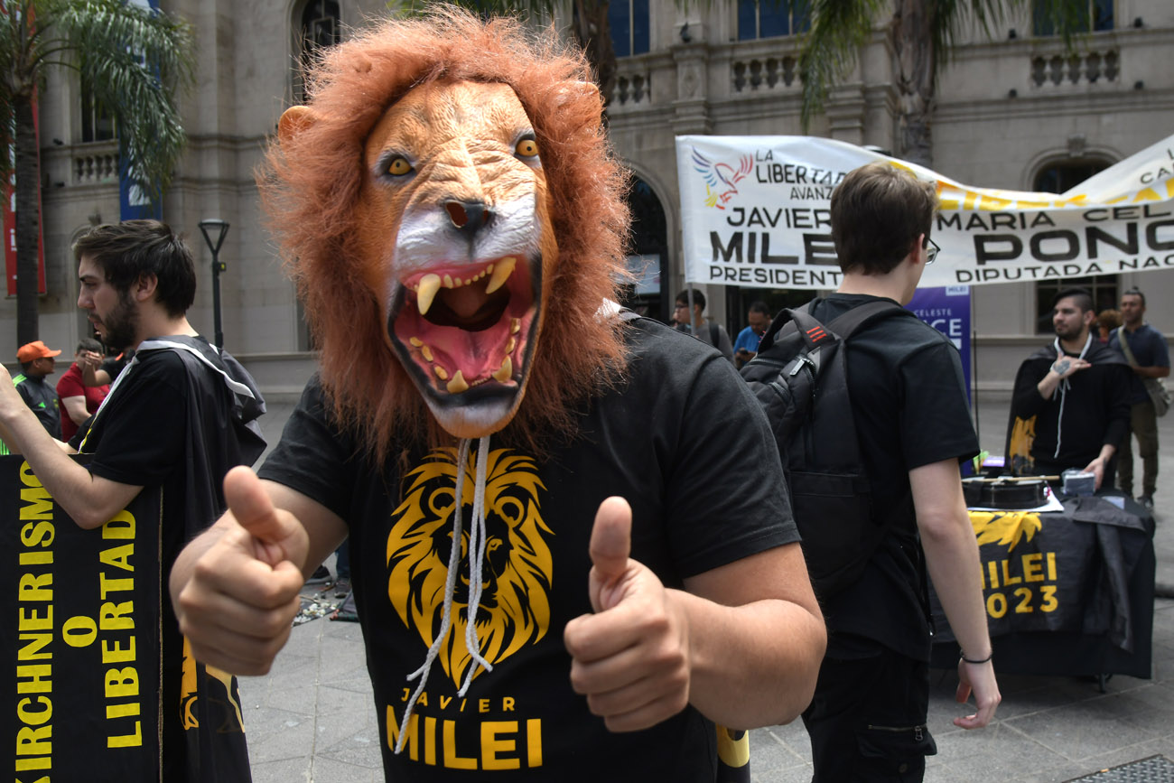 Comienza el armado del escenario para el acto de cierre de campaña de Javier Milei en avenida Yrigoyen frente al Buen Pastor. (Ramiro Pereyra / La Voz)
