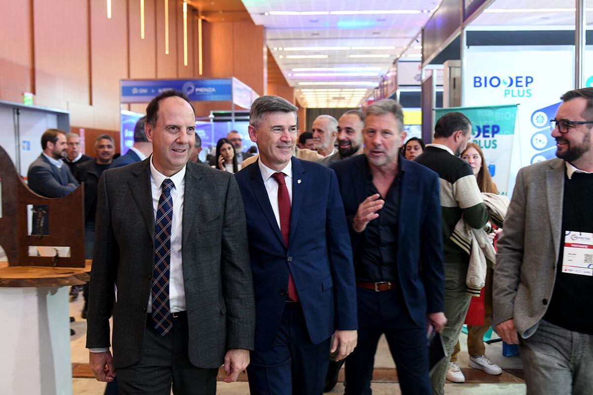Proyectar Córdoba 2025. Daniel Tillard (La Voz), el intendente Daniel Passerini y Roque Lenti (Ceduc) recorrieron la muestra y concretaron la apertura. (Ramiro Pereyra / La Voz)