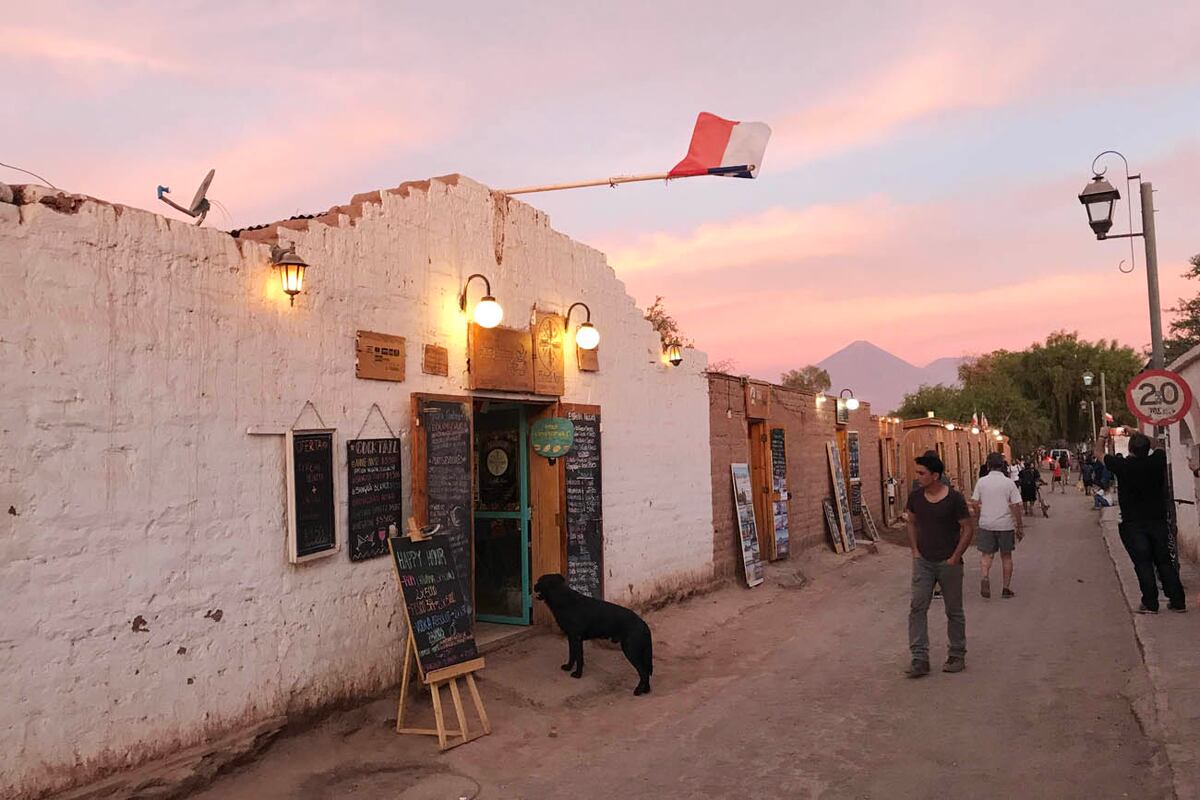 Cuando cae la noche todos los visitantes regresan de sus excursiones y se dan cita en las callecitas de San Pedro.