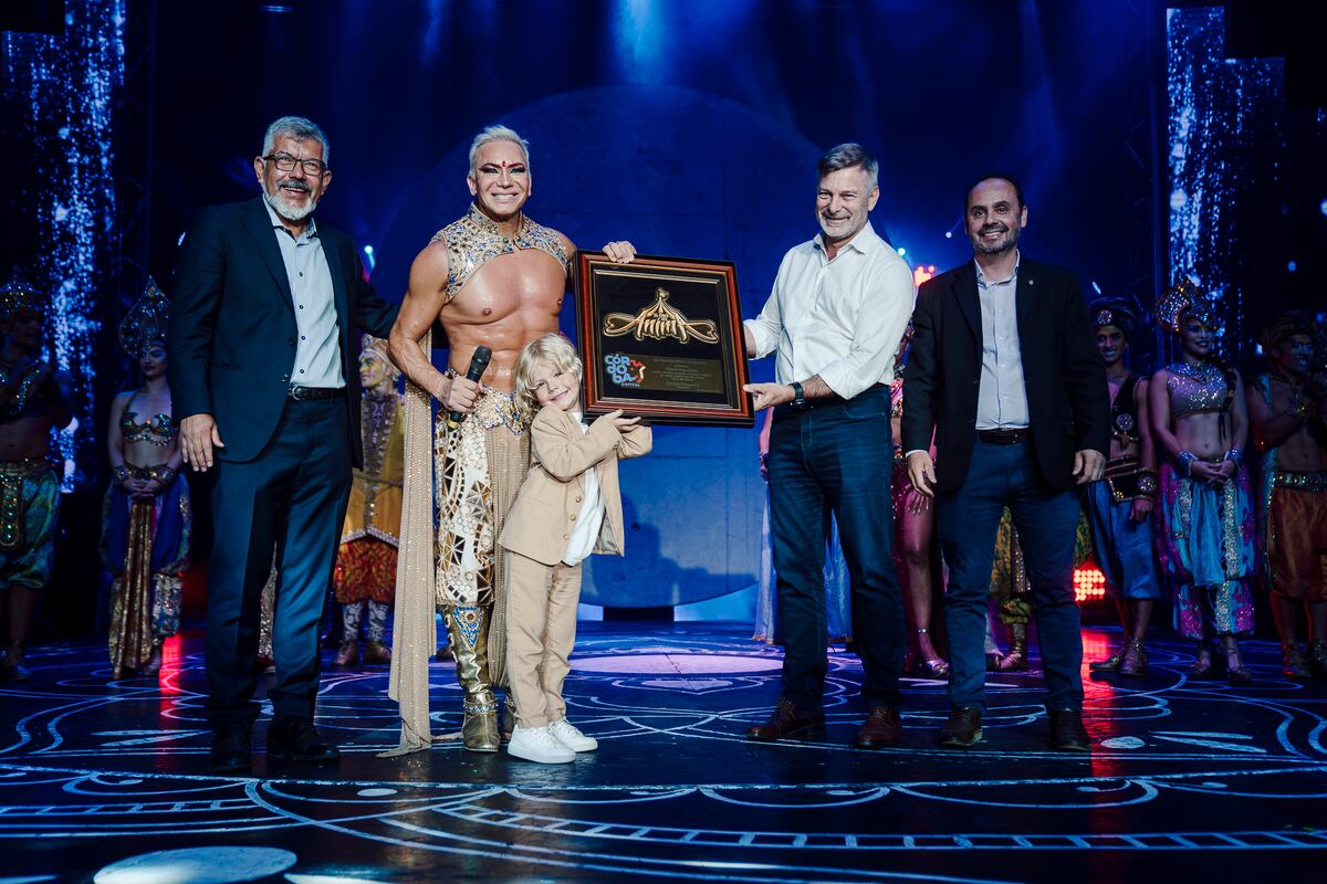 Función de gala de El Circo del Ánima de Flavio Mendoza, en el momento en que autoridades de la Municipalidad le entregaron una distinción (Gentileza: Silu_alvarenga.ph).