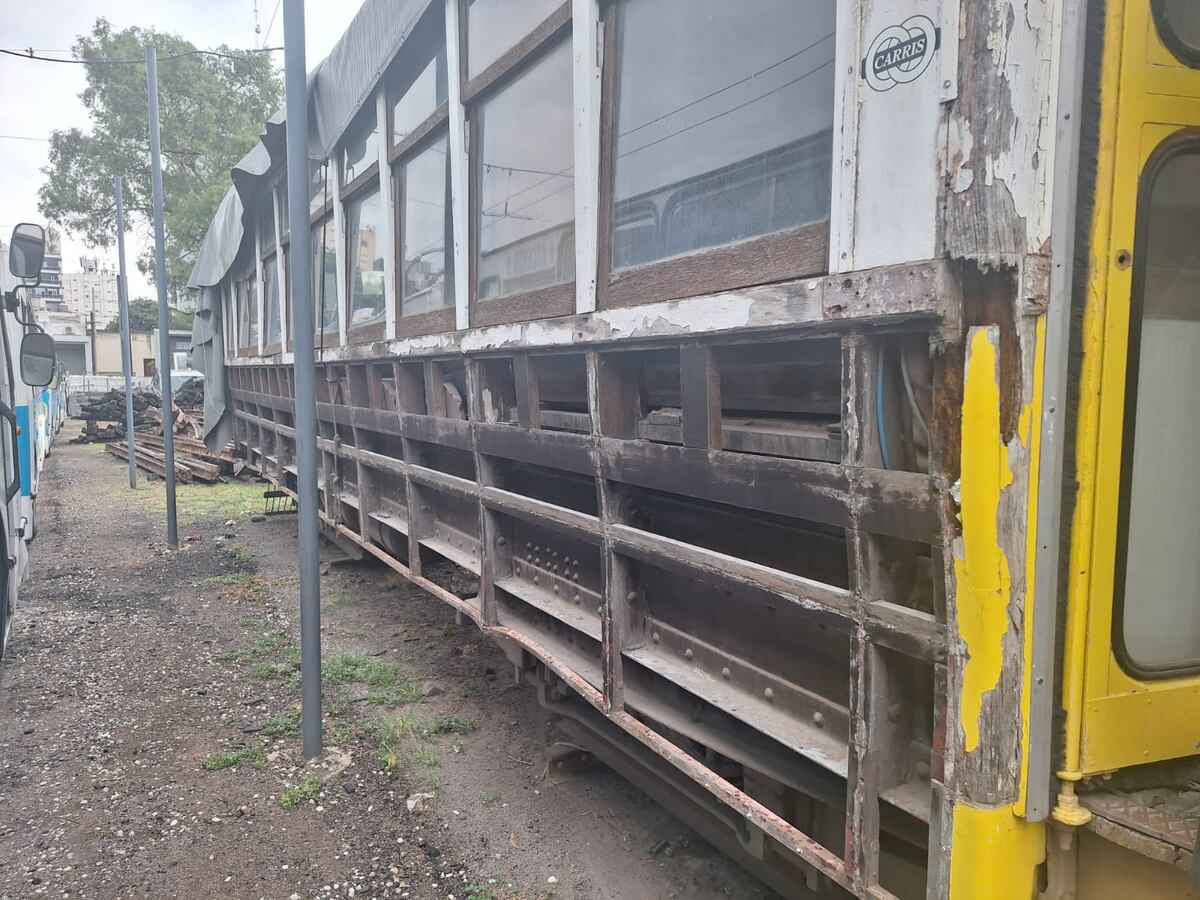 Así está el tranvía histórico en los talleres de Tamse. Pese a las promesas de restauración, continúa avanzando el deterioro (Gentileza AATC).