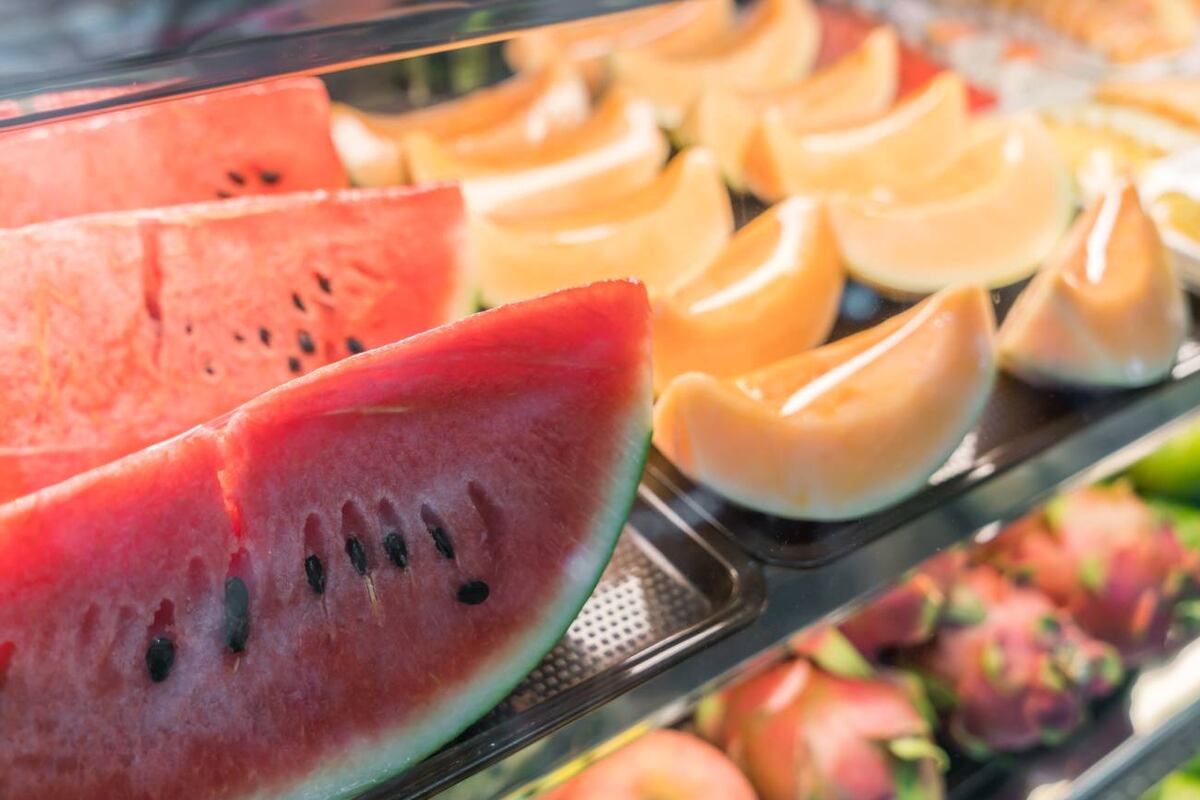 No hay que comprar melón o sandía ya cortados: el riesgo que advierten los expertos