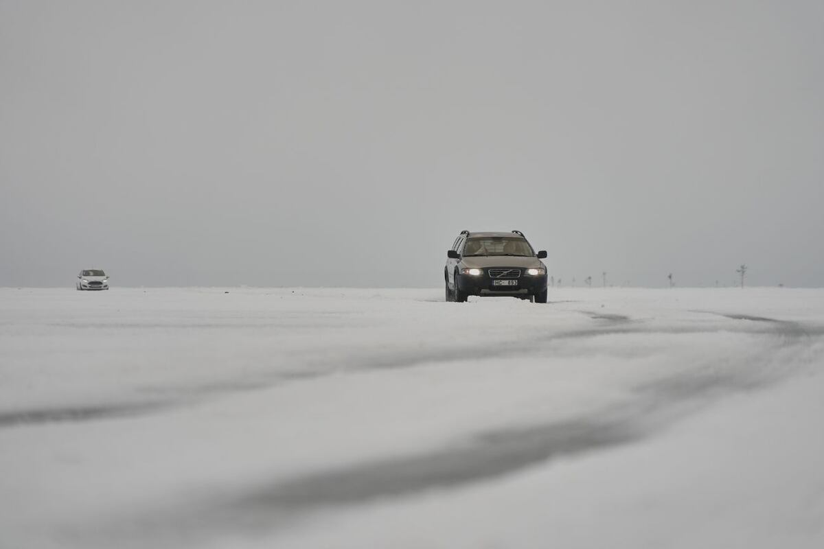 Estonia habilitó un camino de hielo que une dos islas a través del mar congelado. (AP)