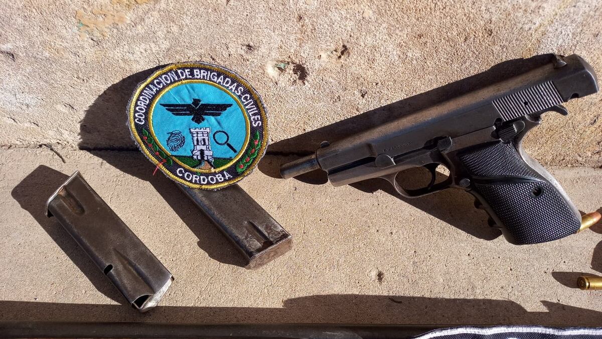 Arma. Una de las pistolas secuestradas por la Policía en allanamientos en barrio de la franja norte de la Capital. (Policía)