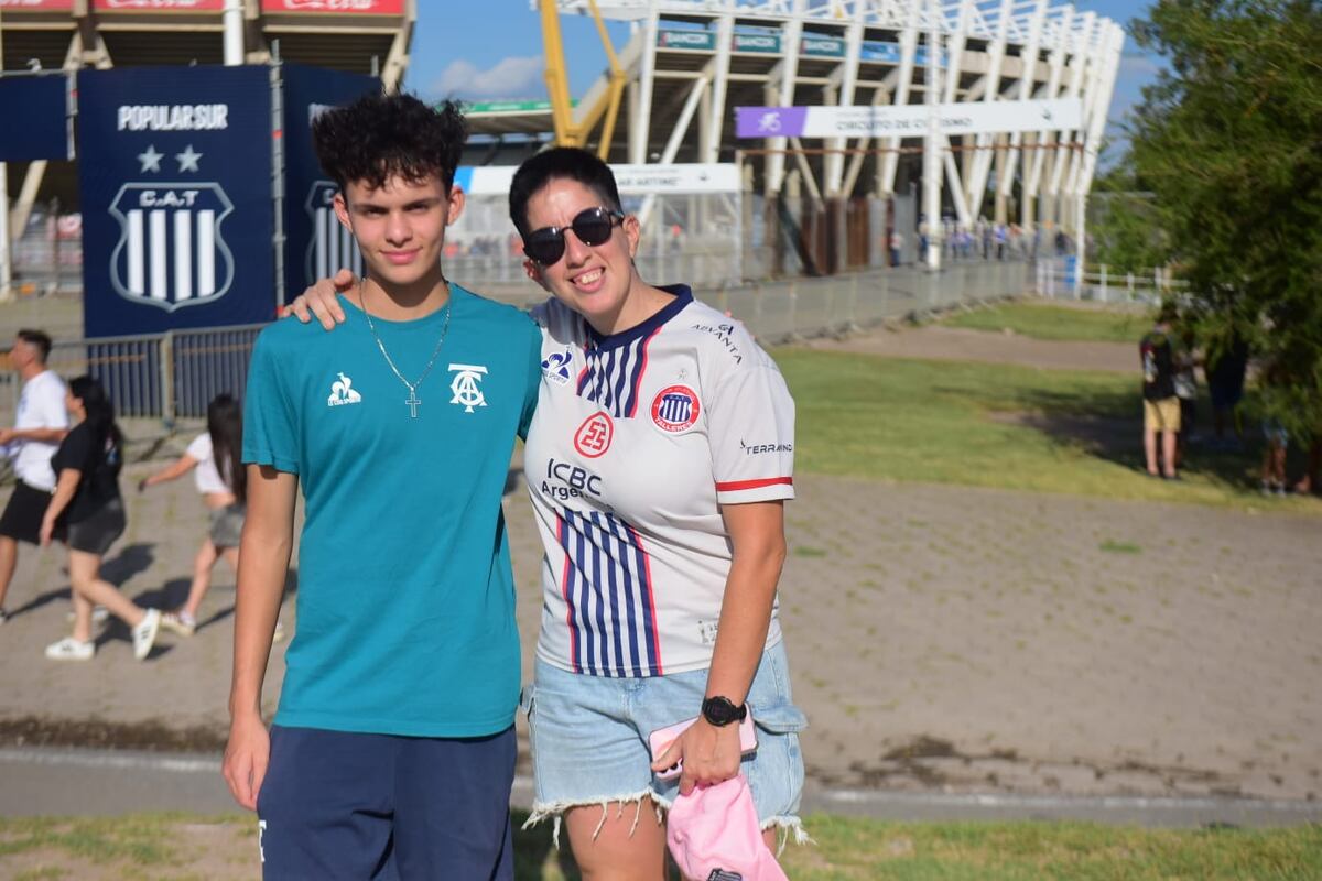 Talleres y sus hinchas en la previa del partido ante Gimnasia de Mendoza, por la fecha 5 del Torneo Apertura. (Nicolás Bravo / La Voz).