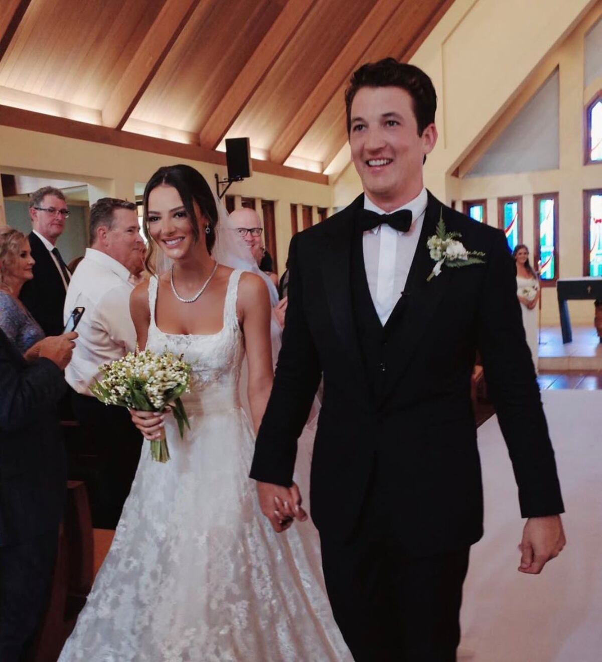 Miles Teller y Keleigh Teller en su casamiento en 2019 (X)