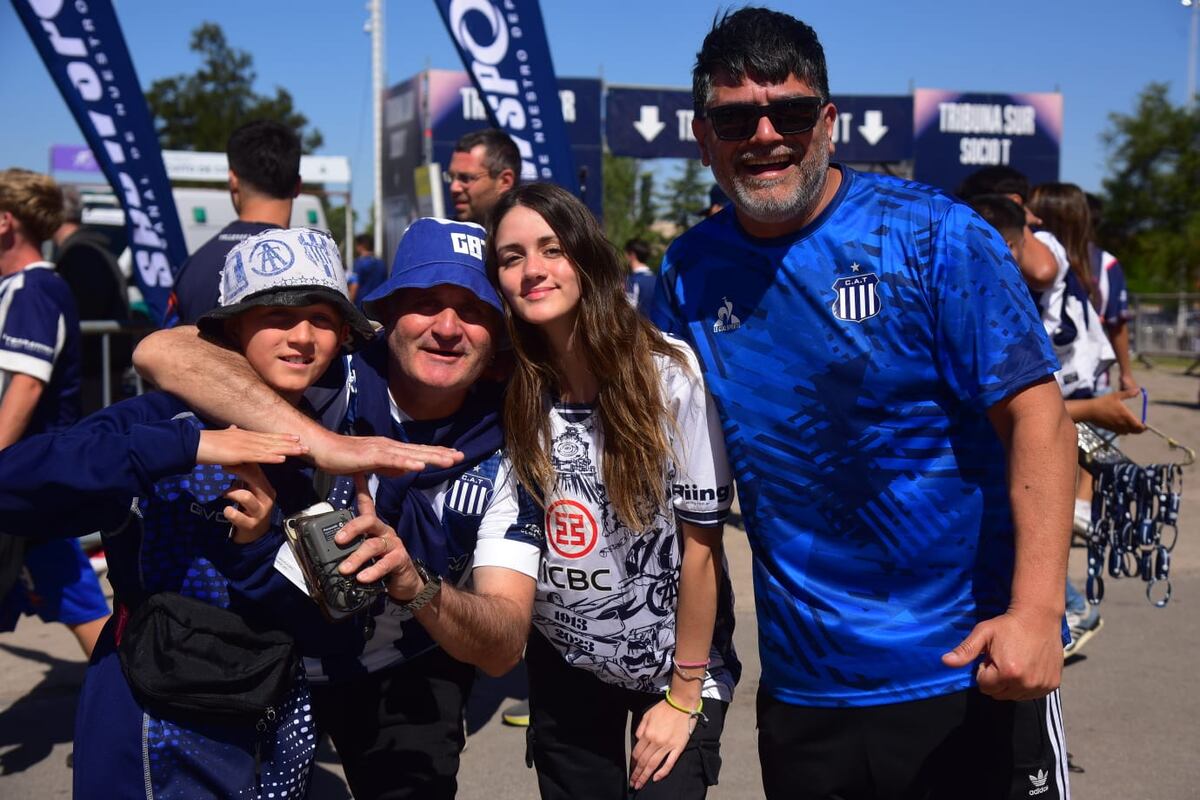 La previa de los hinchas de Talleres en el clásico ante Belgrano. (Ramiro Pereyra / La Voz).