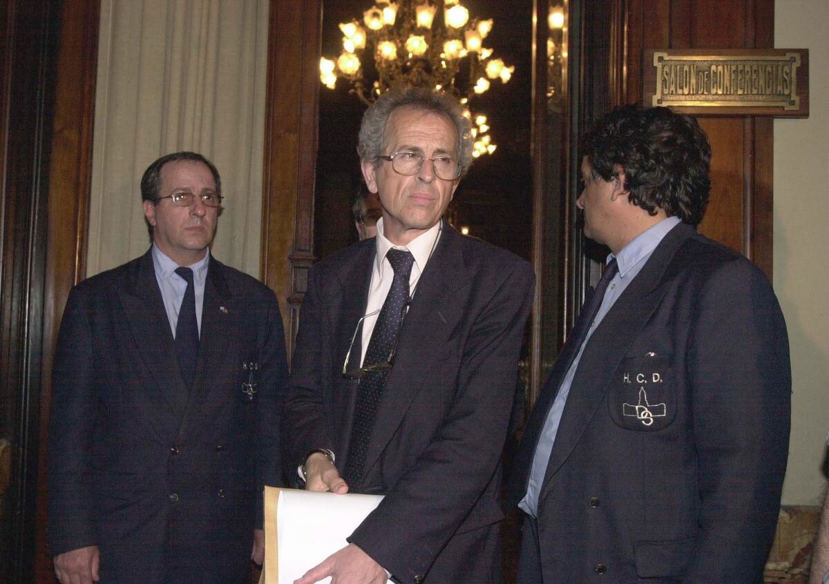 Luis Zamora en la cámara de diputados durante diciembre del 2001. (Clarin)